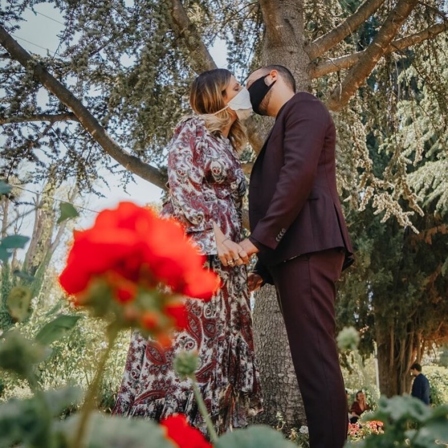 Η τραγουδίστρια Angelika Dusk παντρεύτηκε: Η γαμήλια φωτογραφία με τις μάσκες 