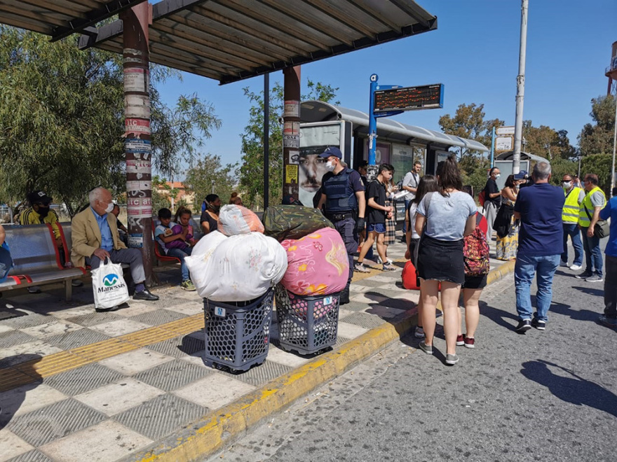 Ρομά έκαναν χαμό για να μπουν σε λεωφορείο στο Ελληνικό - Δείτε φωτογραφίες και βίντεο