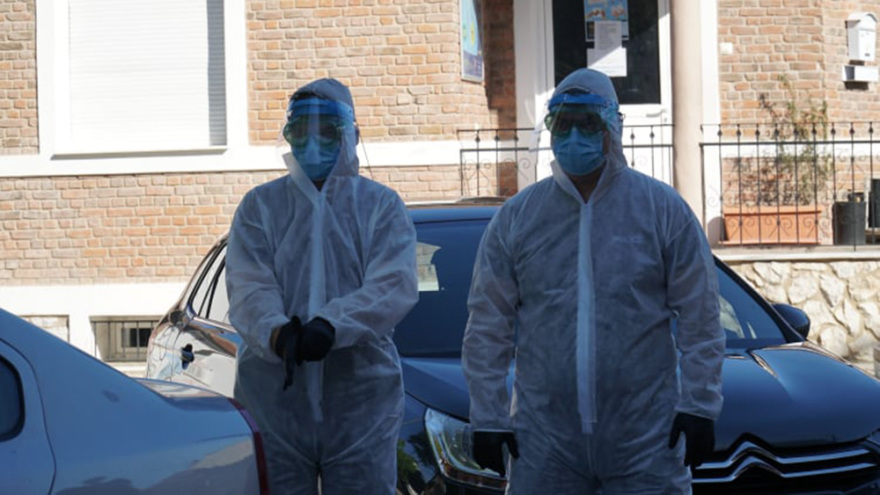 Λάρισα-Κορωνοϊός: Από κηδεία η νέα «έκρηξη» κρουσμάτων στον οικισμό των Ρομά