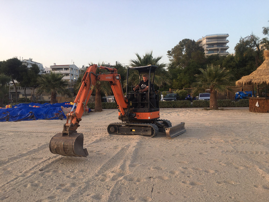 «Εργοτάξιο» οι οργανωμένες παραλίες για να προλάβουν το Σαββατοκύριακο 