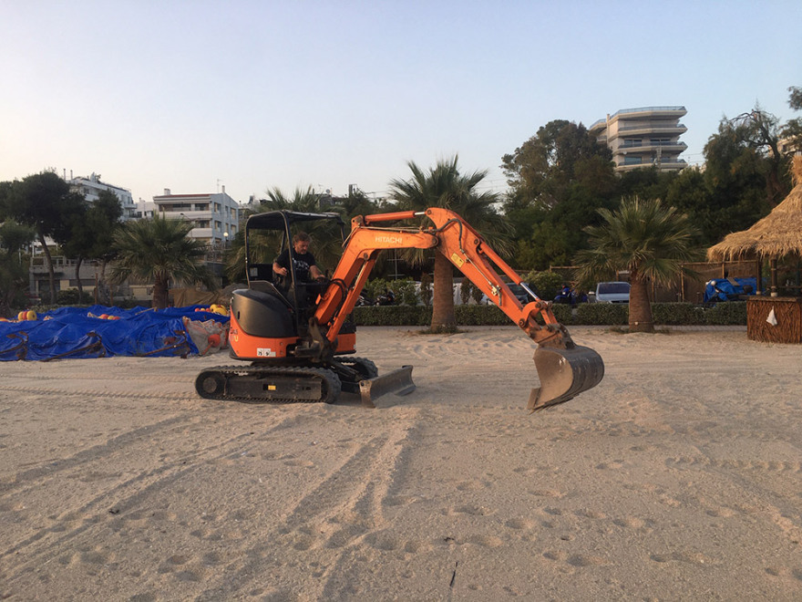 «Εργοτάξιο» οι οργανωμένες παραλίες για να προλάβουν το Σαββατοκύριακο 