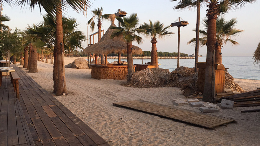 «Εργοτάξιο» οι οργανωμένες παραλίες για να προλάβουν το Σαββατοκύριακο 