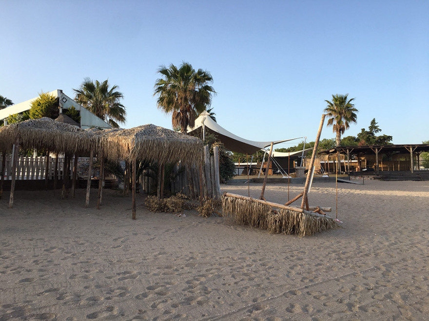 «Εργοτάξιο» οι οργανωμένες παραλίες για να προλάβουν το Σαββατοκύριακο 