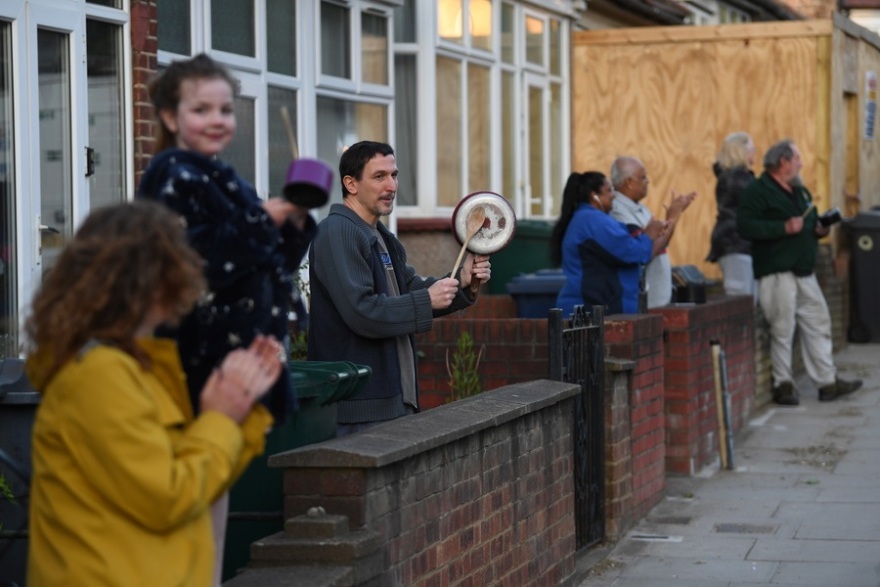 Φωτογραφίες: Οι Βρετανοί χειροκροτούν τους νοσηλευτές για 8η συνεχόμενη εβδομάδα 
