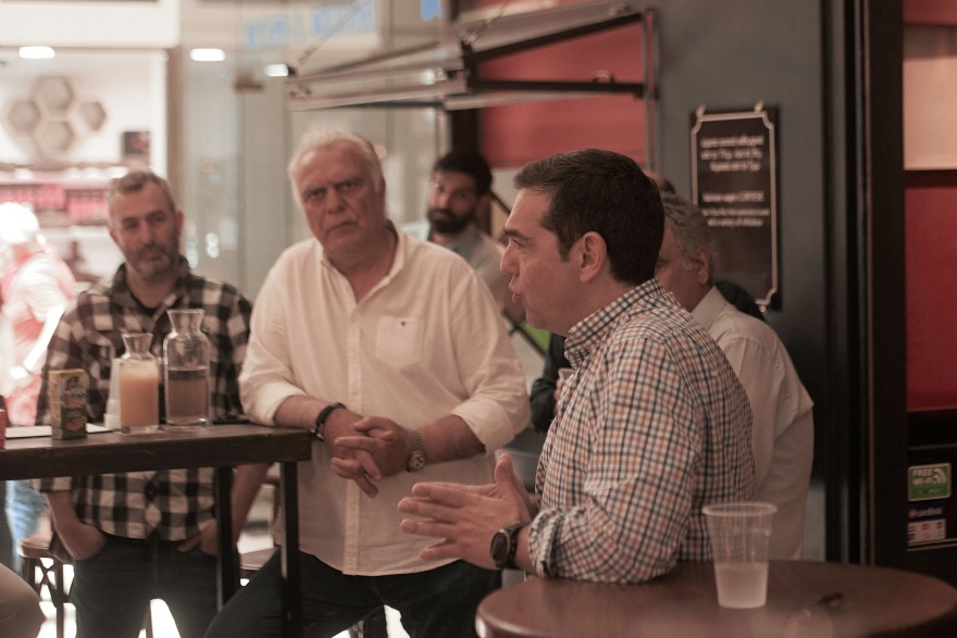 Βόλτα και του Αλέξη Τσίπρα στο κέντρο της Αθήνας