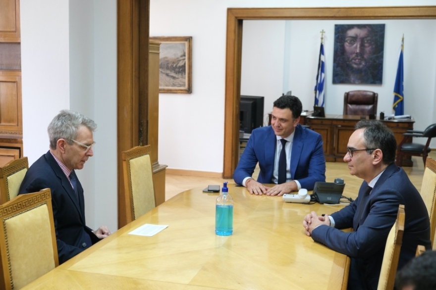 Στην Ελλάδα τα 200.000 τεστ αντισωμάτων της δωρεάς Προκοπίου- Συνάντηση Κικίλια- Πάιατ