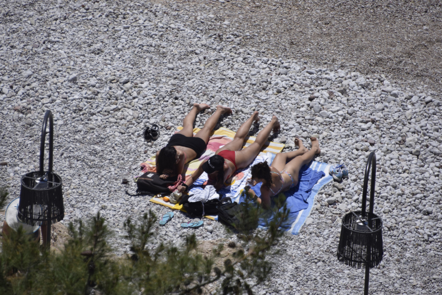Άρση μέτρων - Παραλίες: Με τη μεζούρα ανοίγουν οι οργανωμένες πλαζ