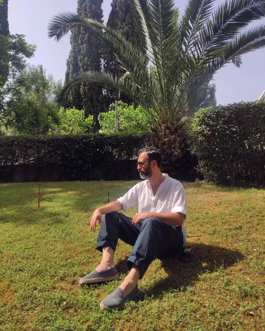 Άγγελος Μπράτης: Αγνώριστος ο κριτής του GNTM - Φωτογραφία με το νέο του look 