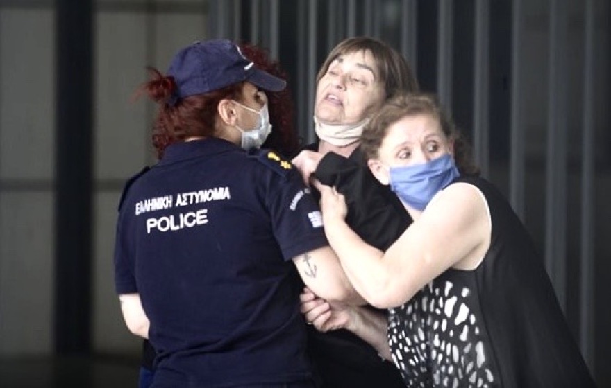 Δίκη Τοπαλούδη: Ξέσπασε η μητέρα της Ελένης κατά του δικηγόρου του Ροδίτη - Δείτε βίντεο