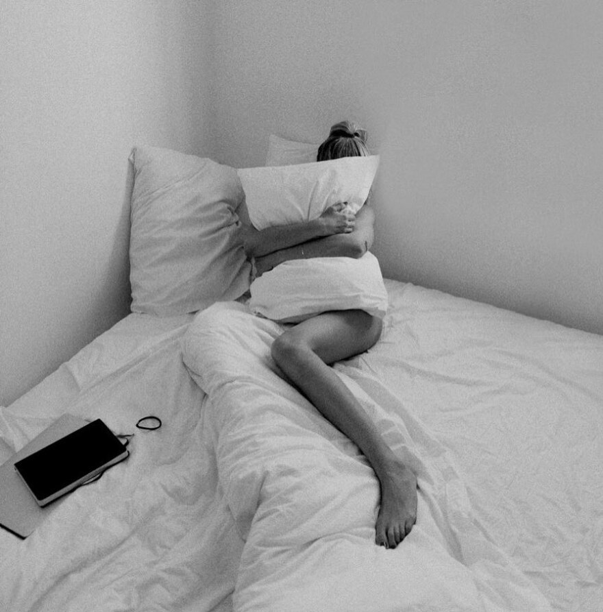 H Βίκυ Κάβουρα στο κρεβάτι χωρίς ρούχα, αγκαλιά με το μαξιλάρι της