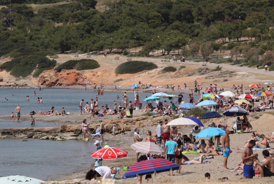 Καύσωνας προ των πυλών: Γεμάτες οι παραλίες από το πρωί στον Άλιμο - Δείτε φωτογραφίες και βίντεο