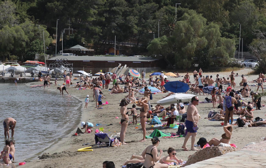 Καύσωνας προ των πυλών: Γεμάτες οι παραλίες από το πρωί στον Άλιμο - Δείτε φωτογραφίες και βίντεο