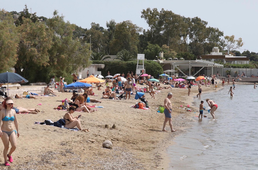 Καύσωνας προ των πυλών: Γεμάτες οι παραλίες από το πρωί στον Άλιμο - Δείτε φωτογραφίες και βίντεο