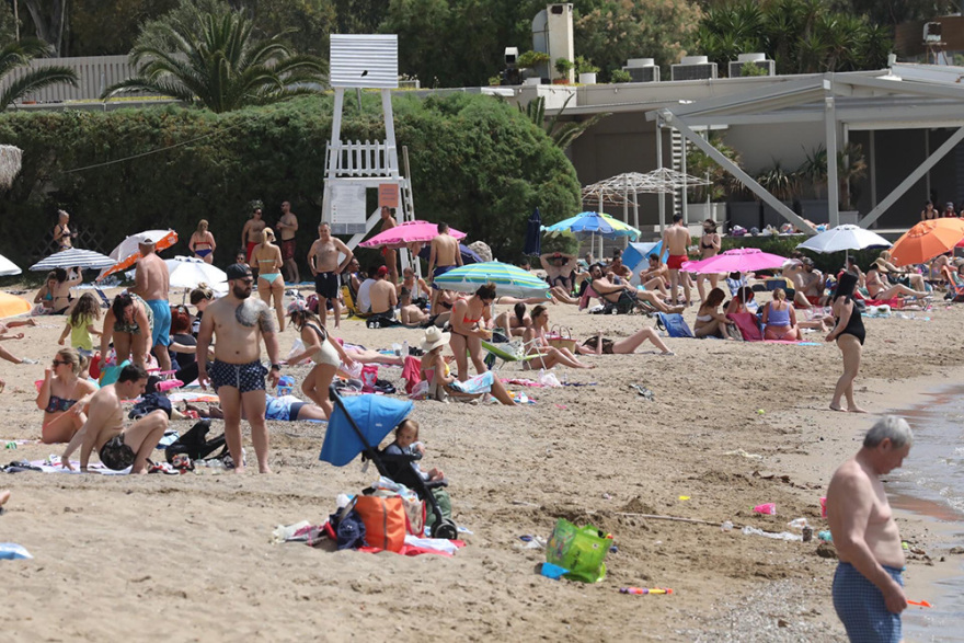Καύσωνας προ των πυλών: Γεμάτες οι παραλίες από το πρωί στον Άλιμο - Δείτε φωτογραφίες και βίντεο