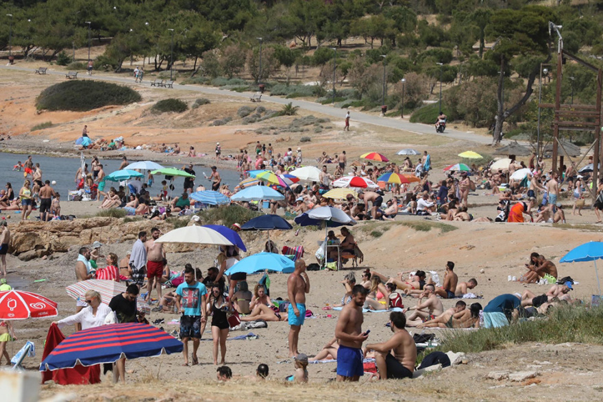 Καύσωνας προ των πυλών: Γεμάτες οι παραλίες από το πρωί στον Άλιμο - Δείτε φωτογραφίες και βίντεο