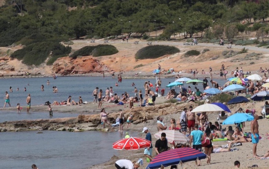 Καύσωνας προ των πυλών: Γεμάτες οι παραλίες από το πρωί στον Άλιμο - Δείτε φωτογραφίες και βίντεο