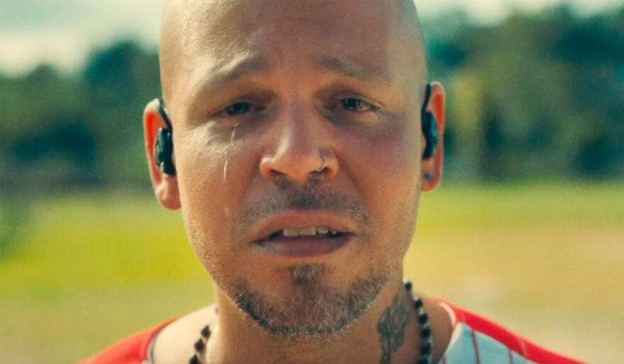 «Φιληθείτε με πάθος τώρα»: Straight, gay, stars, μια αλυσίδα από φιλιά στον ρυθμό του «Πριν τελειώσει ο κόσμος»