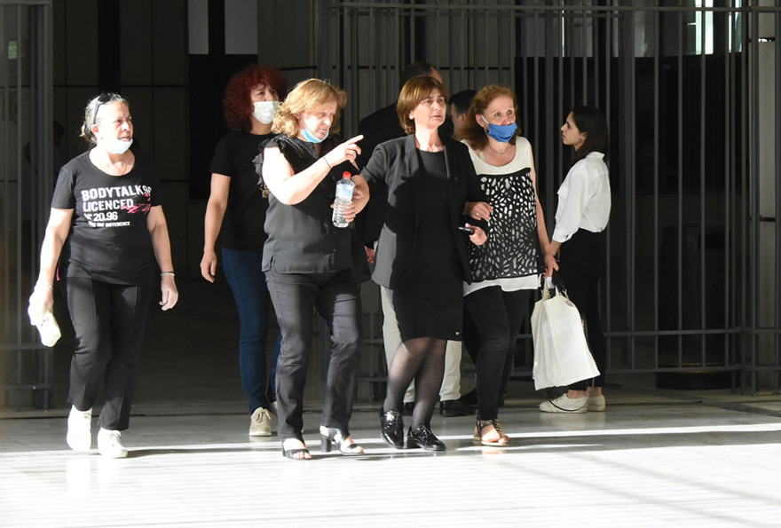 Δίκη Τοπαλούδη: Συντετριμμένη η μητέρα της Ελένης μετά την καταδίκη των κατηγορουμένων