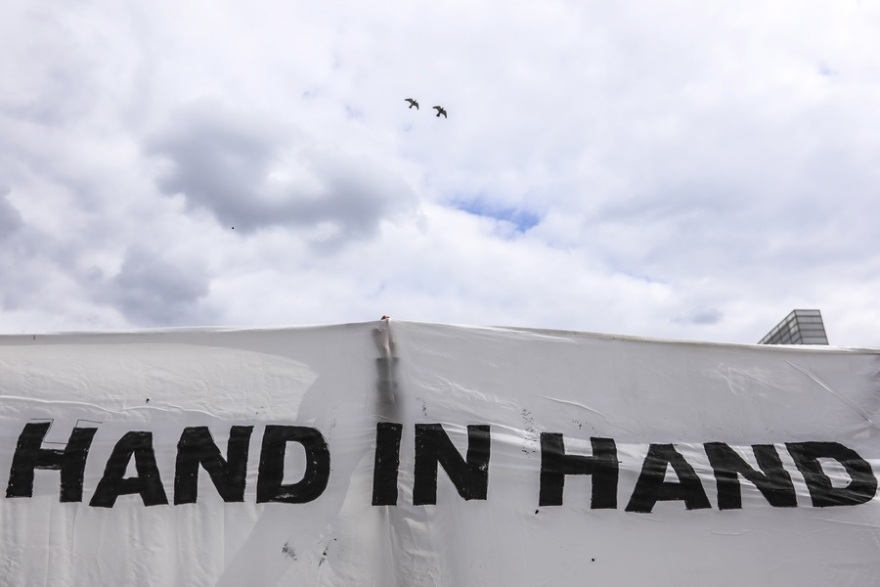 «Ντόμινο» διαδηλώσεων σε Γερμανία, Ελβετία, Βρετανία κατά των περιοριστικών μέτρων