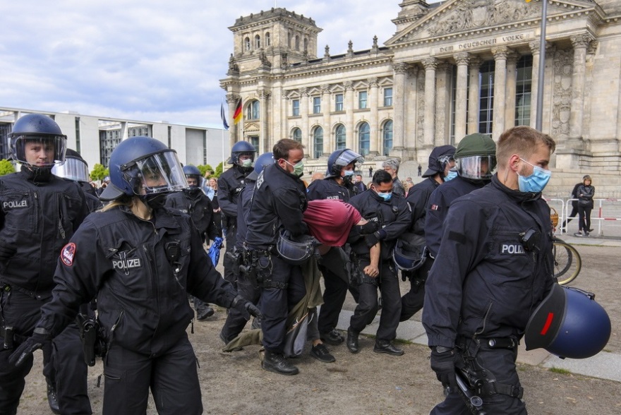 «Ντόμινο» διαδηλώσεων σε Γερμανία, Ελβετία, Βρετανία κατά των περιοριστικών μέτρων