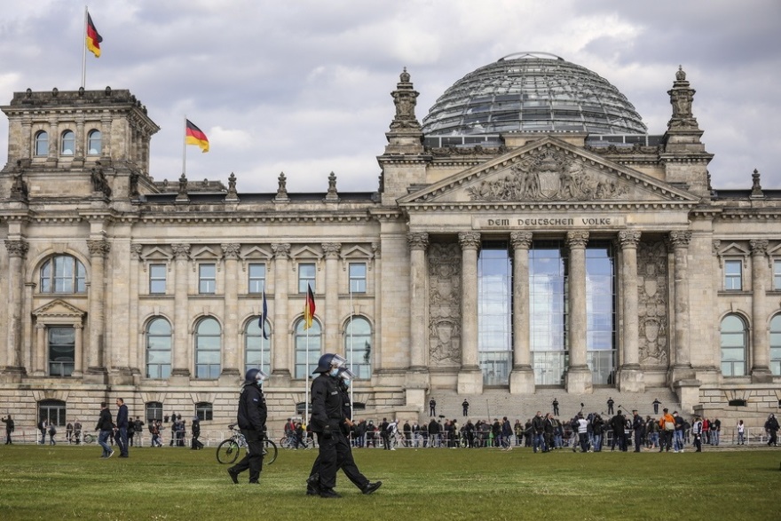 «Ντόμινο» διαδηλώσεων σε Γερμανία, Ελβετία, Βρετανία κατά των περιοριστικών μέτρων