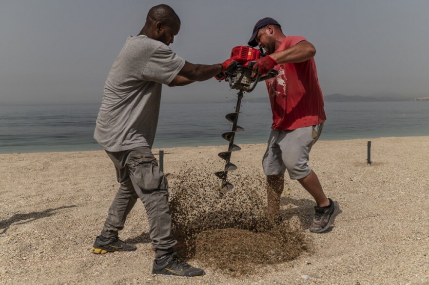 Η Ελλάδα επιστρέφει στις παραλίες κρατώντας τις αποστάσεις ασφαλείας, γράφουν τα διεθνή ΜΜΕ