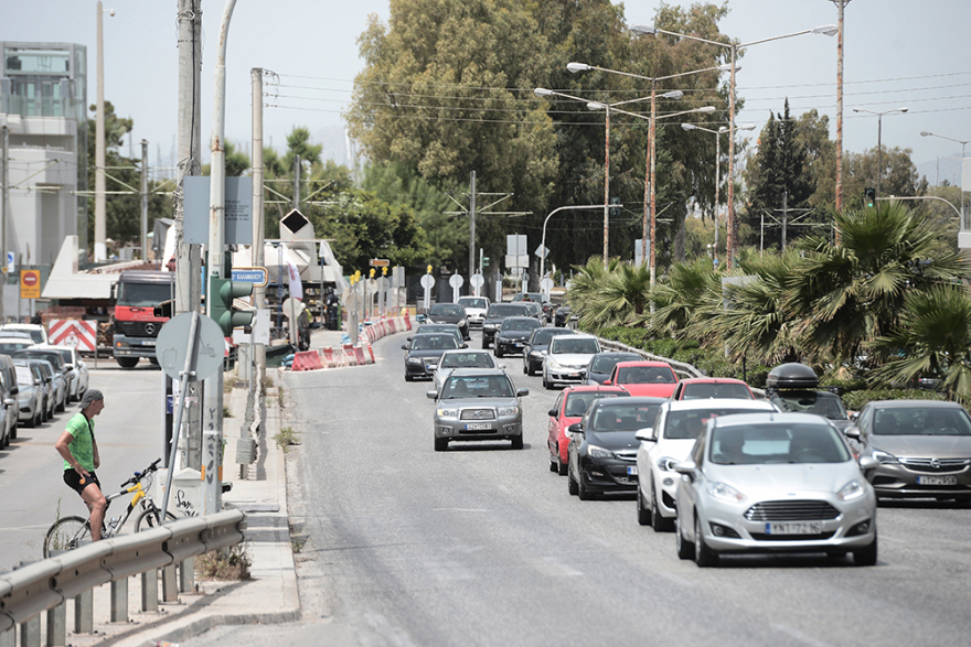 Καύσωνας: Χαμός στις παραλίες της Αττικής - Δείτε βίντεο και φωτογραφίες