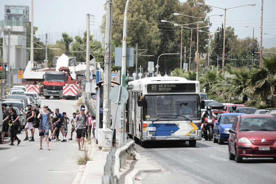 Καύσωνας: Χαμός στις παραλίες της Αττικής - Δείτε βίντεο και φωτογραφίες