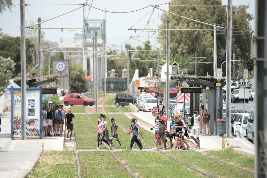 Καύσωνας: Χαμός στις παραλίες της Αττικής - Δείτε βίντεο και φωτογραφίες
