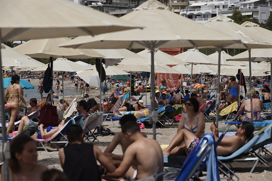 Καύσωνας: Χαμός στις παραλίες της Αττικής - Δείτε βίντεο και φωτογραφίες