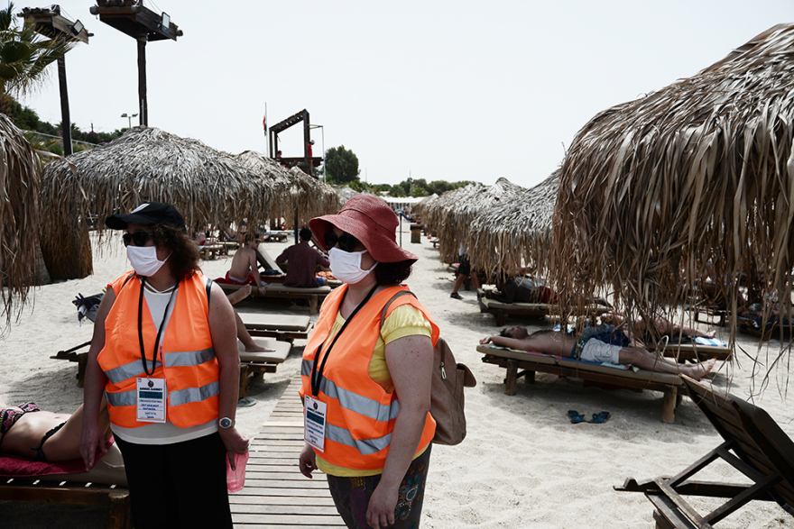 Καύσωνας: Χαμός στις παραλίες της Αττικής - Δείτε βίντεο και φωτογραφίες