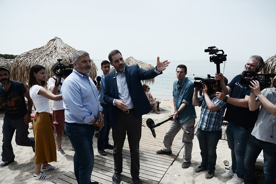 Καύσωνας: Χαμός στις παραλίες της Αττικής - Δείτε βίντεο και φωτογραφίες