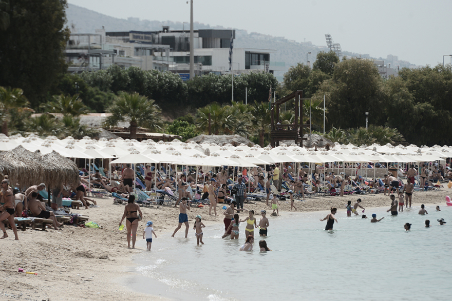Καύσωνας: Χαμός στις παραλίες της Αττικής - Δείτε βίντεο και φωτογραφίες