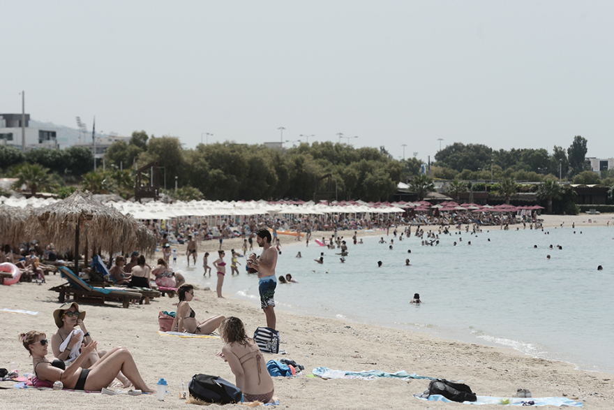 Καύσωνας: Χαμός στις παραλίες της Αττικής - Δείτε βίντεο και φωτογραφίες