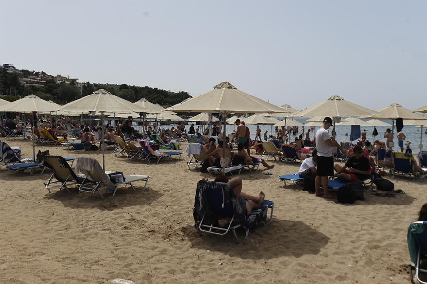 Καύσωνας: Χαμός στις παραλίες της Αττικής - Δείτε βίντεο και φωτογραφίες