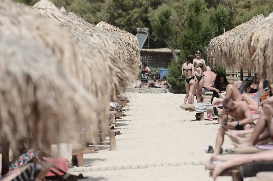 Καύσωνας: Χαμός στις παραλίες της Αττικής - Δείτε βίντεο και φωτογραφίες