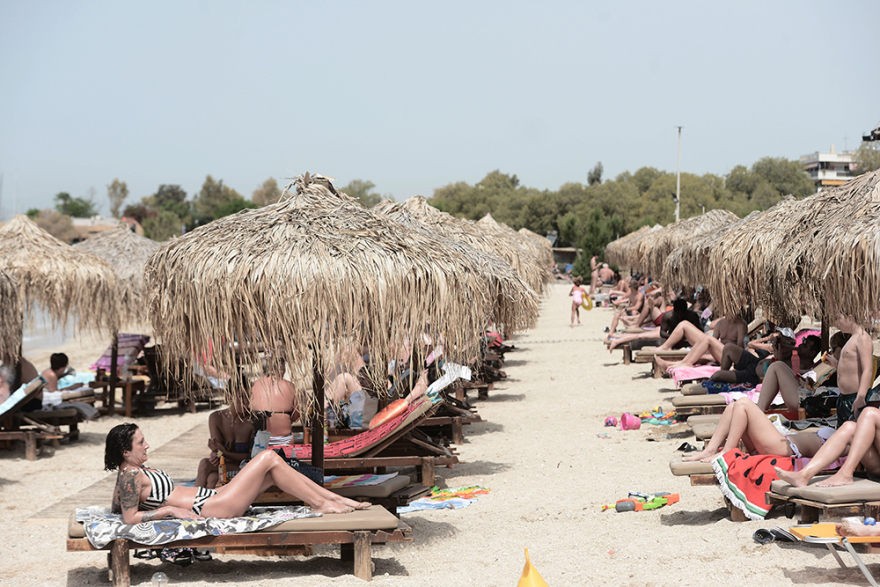 Καύσωνας: Χαμός στις παραλίες της Αττικής - Δείτε βίντεο και φωτογραφίες
