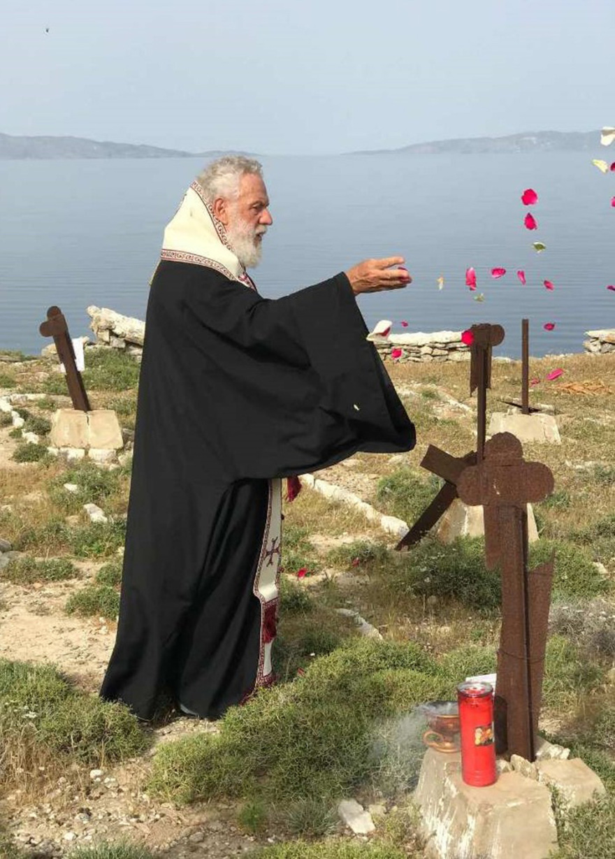 Τρισάγιο του Μητροπολίτη Σύρου Δωρόθεου στους τάφους των εξόριστων στη Γυάρο