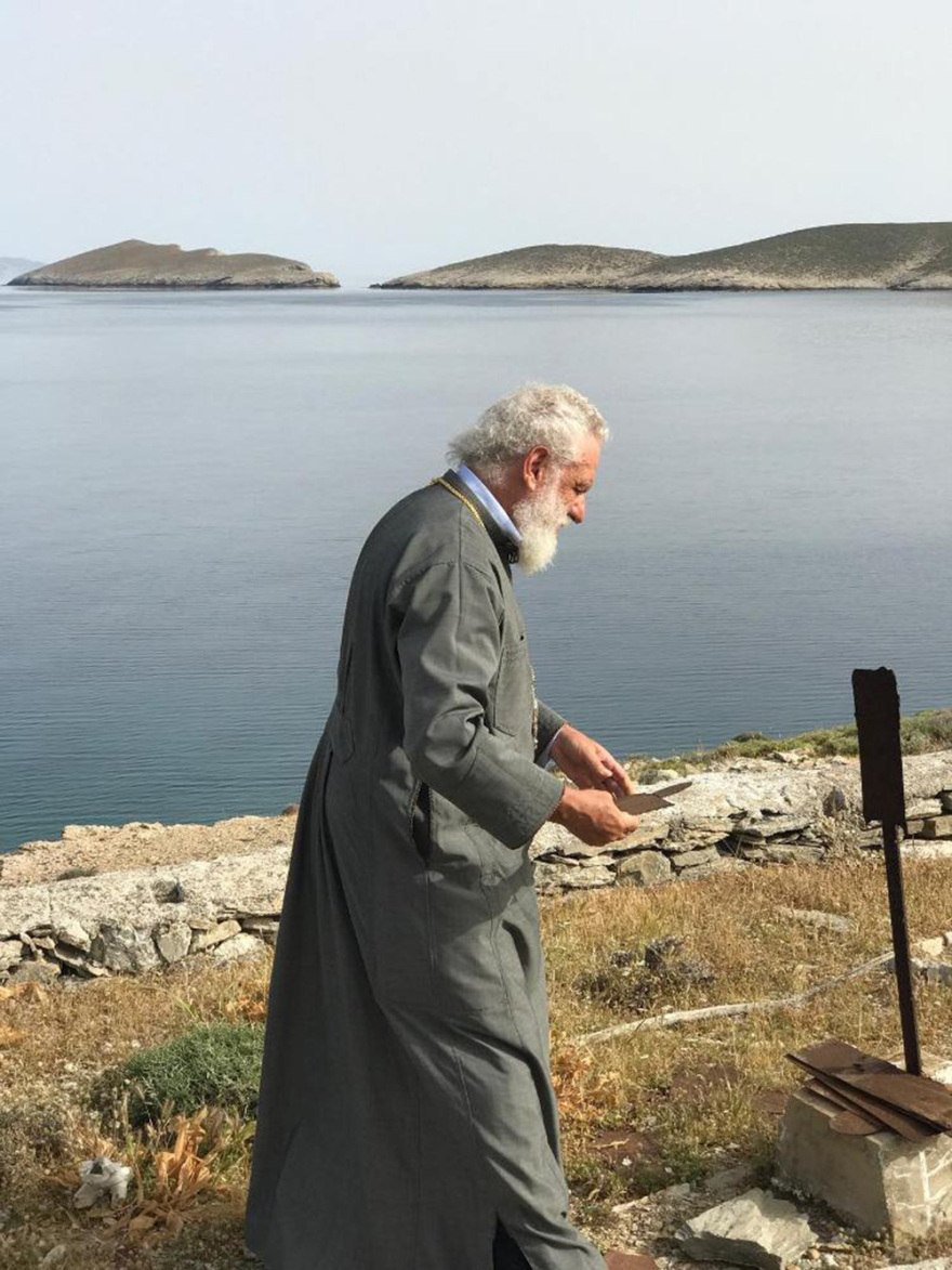 Τρισάγιο του Μητροπολίτη Σύρου Δωρόθεου στους τάφους των εξόριστων στη Γυάρο