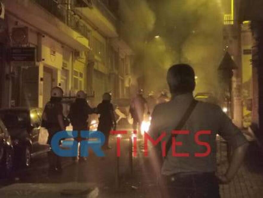 Καταδρομική επίθεση αντιεξουσιαστών - Επεισόδια και μολότοφ στη Θεσσαλονίκη