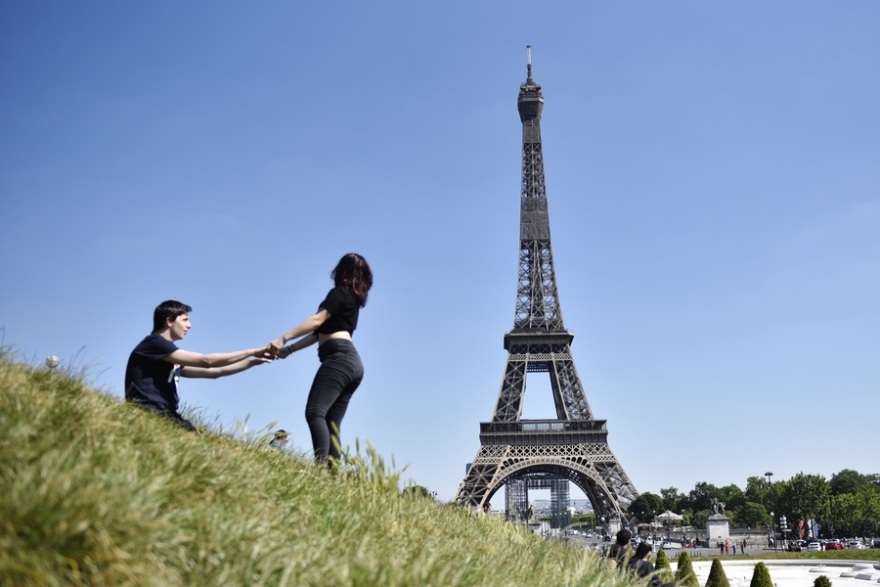 Ο κόσμος επιστρέφει σε παραλίες και πάρκα σε Ευρώπη και ΗΠΑ (φωτογραφίες)