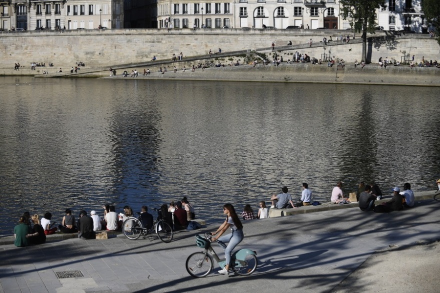 Ο κόσμος επιστρέφει σε παραλίες και πάρκα σε Ευρώπη και ΗΠΑ (φωτογραφίες)