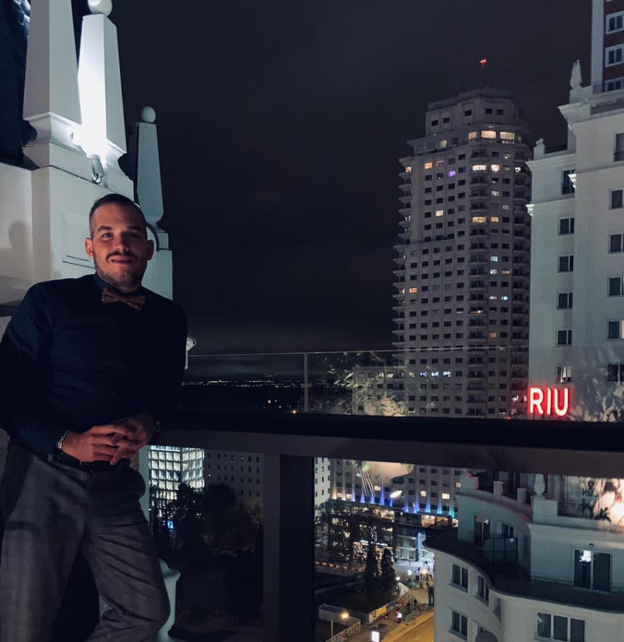 Αναστάσης Δαφνής: Πώς έφυγε στα 30 του χρόνια ο γελαστός δημοσιογράφος 