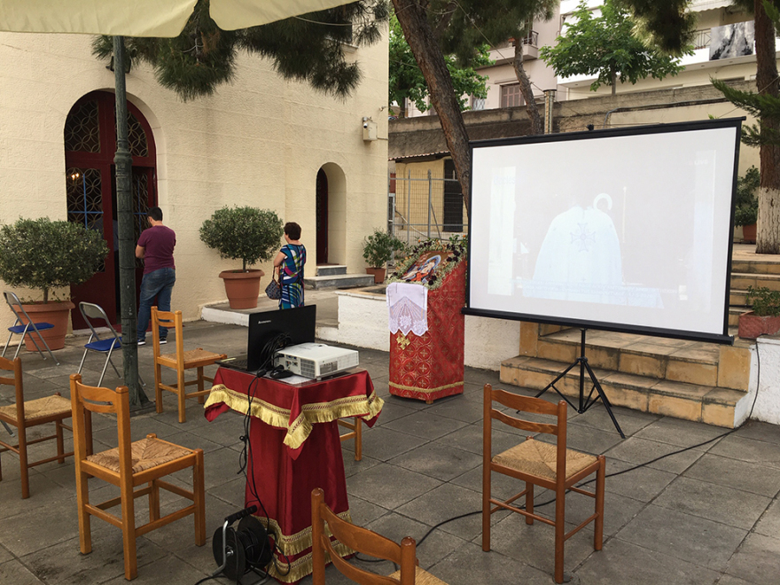 Άρση μέτρων: Άνοιξαν οι εκκλησίες  - Με βιντεοπροβολές οι λειτουργίες, σε σακουλάκια το αντίδωρο 