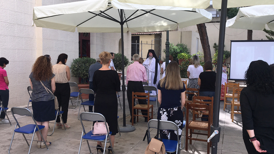 Άρση μέτρων: Άνοιξαν οι εκκλησίες  - Με βιντεοπροβολές οι λειτουργίες, σε σακουλάκια το αντίδωρο 