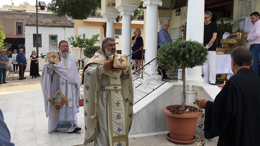 Άρση μέτρων: Άνοιξαν οι εκκλησίες  - Με βιντεοπροβολές οι λειτουργίες, σε σακουλάκια το αντίδωρο 