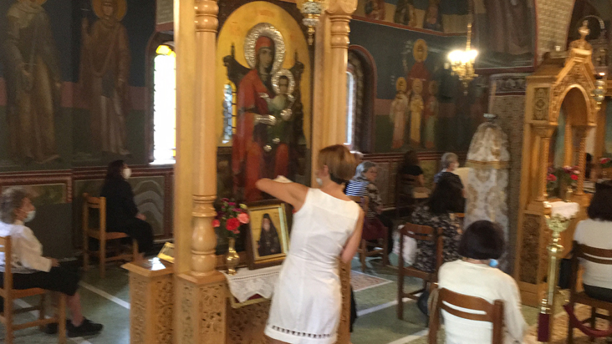 Άρση μέτρων: Άνοιξαν οι εκκλησίες  - Με βιντεοπροβολές οι λειτουργίες, σε σακουλάκια το αντίδωρο 