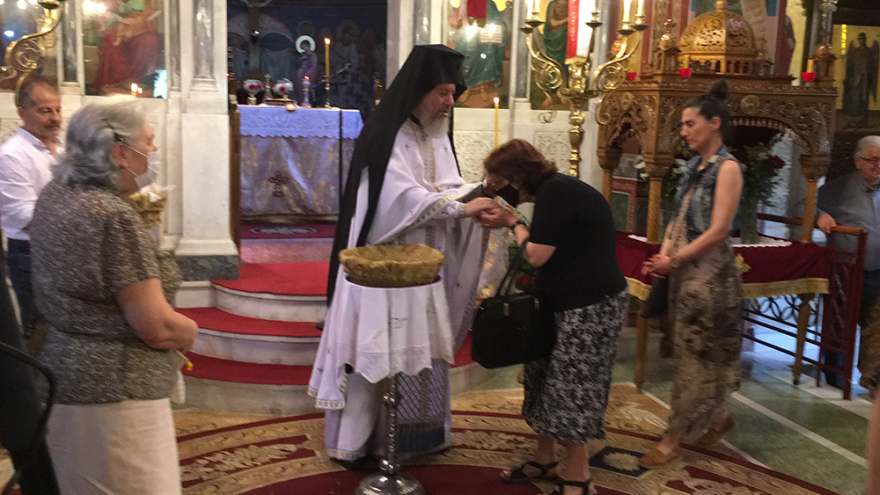 Άρση μέτρων: Άνοιξαν οι εκκλησίες  - Με βιντεοπροβολές οι λειτουργίες, σε σακουλάκια το αντίδωρο 