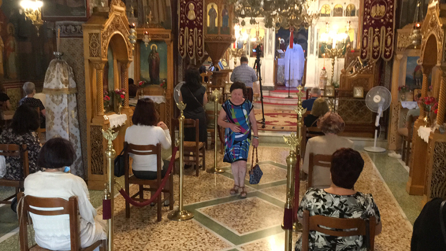 Άρση μέτρων: Άνοιξαν οι εκκλησίες  - Με βιντεοπροβολές οι λειτουργίες, σε σακουλάκια το αντίδωρο 