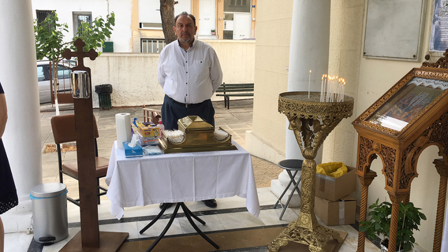 Άρση μέτρων: Άνοιξαν οι εκκλησίες  - Με βιντεοπροβολές οι λειτουργίες, σε σακουλάκια το αντίδωρο 